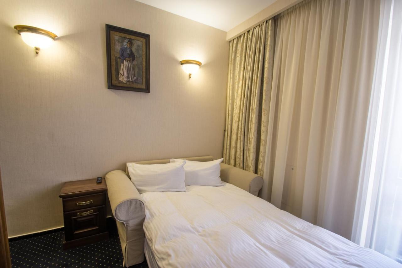 Noblesse Boutique Resort Sibiu Exterior photo A sofa bed