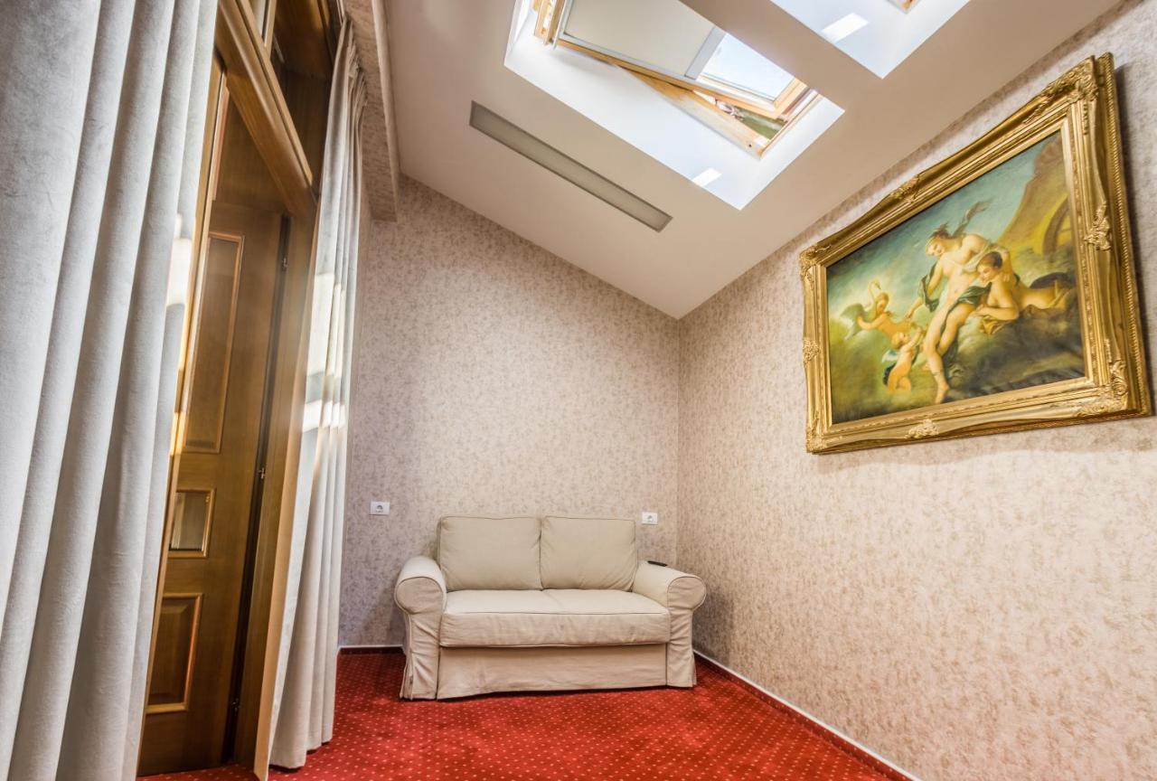 Noblesse Boutique Resort Sibiu Exterior photo A room at the hotel