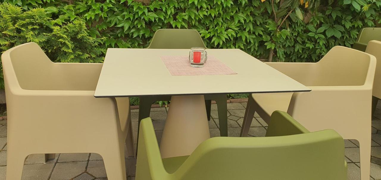 Noblesse Boutique Resort Sibiu Exterior photo A table and chairs