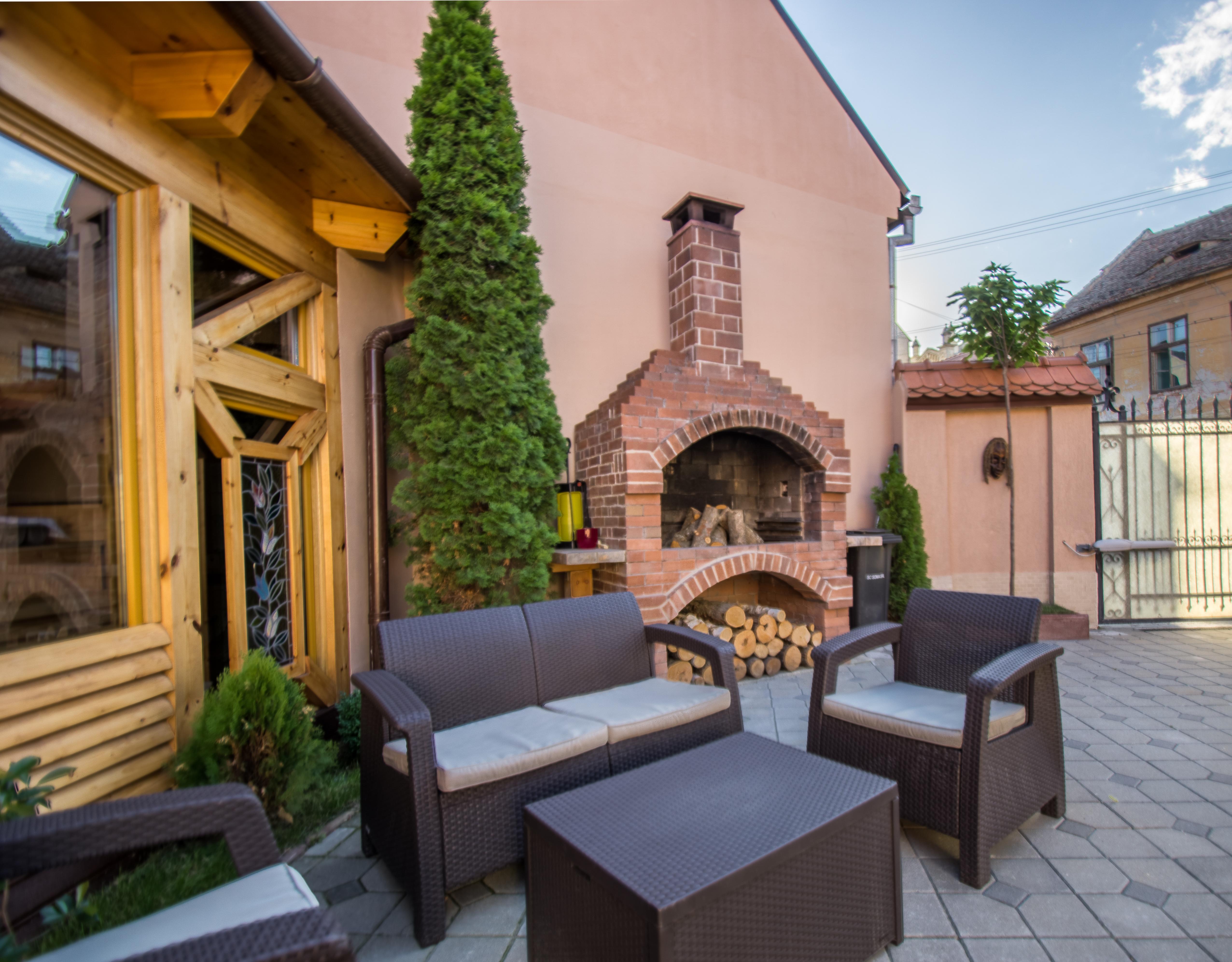 Noblesse Boutique Resort Sibiu Exterior photo The courtyard of the restaurant