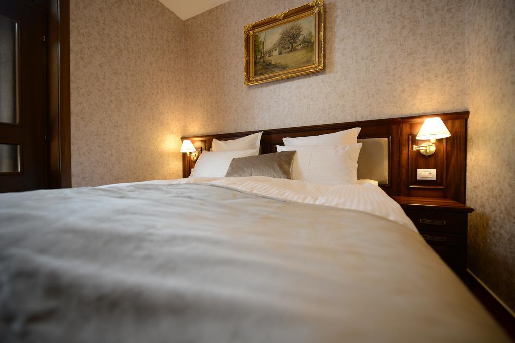 Noblesse Boutique Resort Sibiu Exterior photo A bed