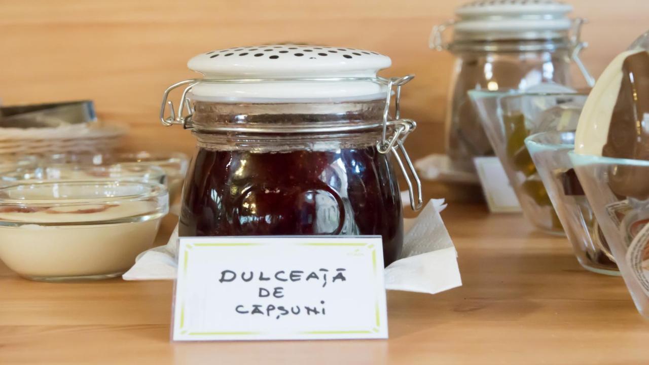 Noblesse Boutique Resort Sibiu Exterior photo A jar of capsună